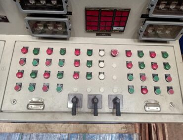 Control desk type panel